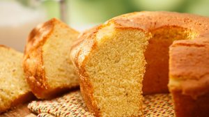Bolo de fubá com coco (Imagem: diogoppr | Shutterstock)