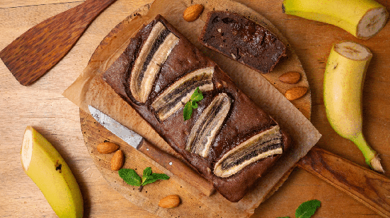 Bolo de chocolate com banana proteico (Imagem: Lecker Studio | Shutterstock)