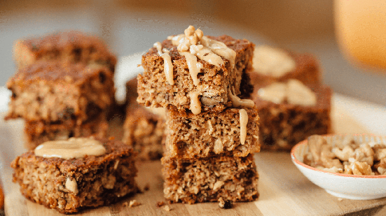 Bolo de liquidificador proteico (Imagem: Marko Milivojevic | Shutterstock)