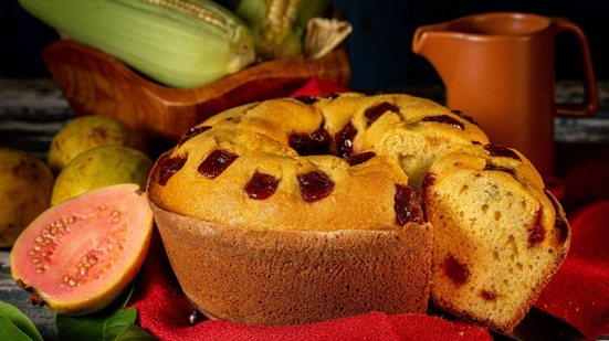 Bolo de milho-verde com goiabada (Imagem: Estudio Originar | Shutterstock)