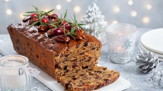 Bolo de Natal com frutas (Imagem: Anna Shepulova | Shutterstock)