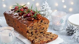 Bolo de Natal com frutas (Imagem: Anna Shepulova | Shutterstock)