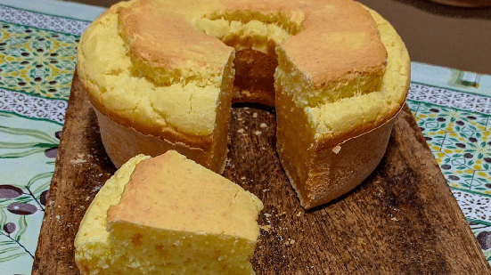 Essa receita une a textura macia de um bolo caseiro ao gostinho irresistível do pão de queijo (Imagem: gabrielle.foratini | Shutterstock)