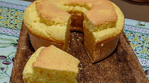Essa receita une a textura macia de um bolo caseiro ao gostinho irresistível do pão de queijo (Imagem: gabrielle.foratini | Shutterstock)