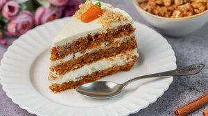 Bolo de cenoura com cream cheese (Imagem: Olena Rudo | Shutterstock)