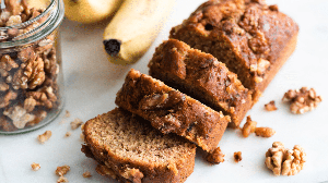 Bolo proteico de banana com nozes (Imagem: Vladislav Noseek | Shutterstock)