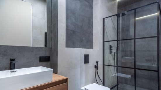 A escolha do box é um elemento essencial para o bom funcionamento do banheiro (Imagem: Alhim | Shutterstock)