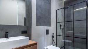 A escolha do box é um elemento essencial para o bom funcionamento do banheiro (Imagem: Alhim | Shutterstock)