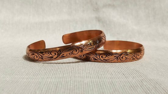 O bracelete de cobre é visto como um elemento de conexão entre indivíduo e ambiente (Imagem: Selimstock | Shutterstock)