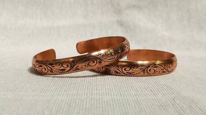 O bracelete de cobre é visto como um elemento de conexão entre indivíduo e ambiente (Imagem: Selimstock | Shutterstock)