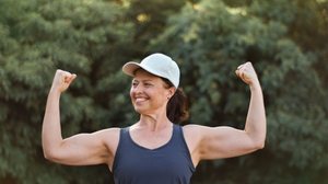 Busca por braços definidos aumenta entre as mulheres, tanto nas academias quanto nos consultórios (Imagem: Amandolate | Shutterstock)