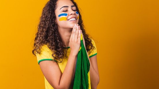 Quando futebol, fé e simbolismo se encontram, o brasileiro transforma qualquer partida em algo muito maior do que apenas um jogo (Imagem: Bernardo Emanuelle | Shutterstock)