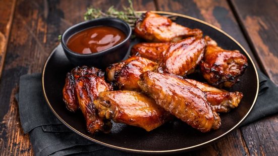 Asinhas de frango ao molho barbecue (Imagem: Mironov Vladimir | Shutterstock)