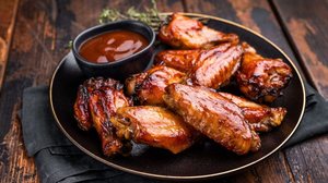 Asinhas de frango ao molho barbecue (Imagem: Mironov Vladimir | Shutterstock)