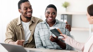 Viajar deixou de ser impulso e passou a exigir mais planejamento, atenção e escolhas mais seguras antes de cada decisão (Imagem: Prostock-studio | Shutterstock)