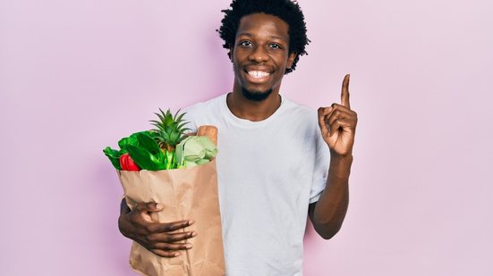 Escolha dos brasileiros por alimentos saudáveis pode trazer benefícios reais quando aliada à constância e ao equilíbrio (Imagem: Krakenimages.com | Shutterstock)