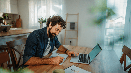 Voltar aos estudos tornou-se parte da trajetória profissional de muitos brasileiros (Imagem: DukiPh | Shutterstock)