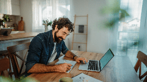 Voltar aos estudos tornou-se parte da trajetória profissional de muitos brasileiros (Imagem: DukiPh | Shutterstock)