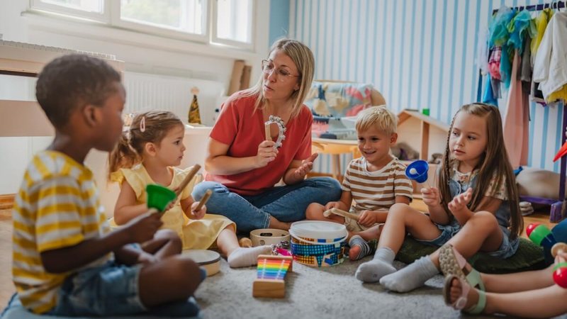 As brincadeiras também são importantes para crianças com deficiência visual (Imagem: Lordn | Shutterstock)