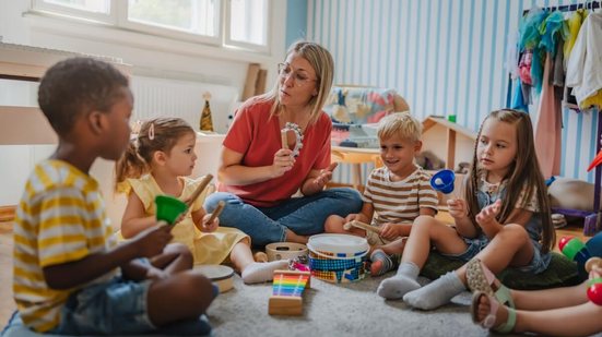 As brincadeiras também são importantes para crianças com deficiência visual (Imagem: Lordn | Shutterstock)