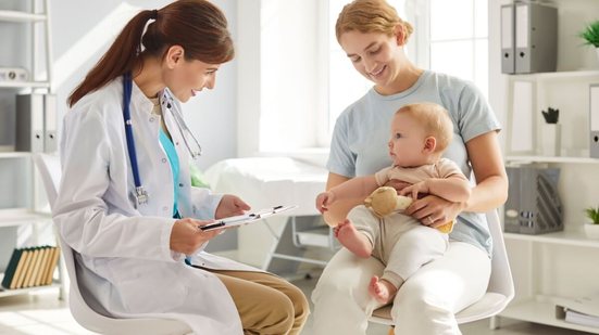 Mudanças no sono, no apetite e na respiração são alguns dos sinais que podem indicar bronquiolite ou pneumonia (Imagem: Studio Romantic | Shutterstock)