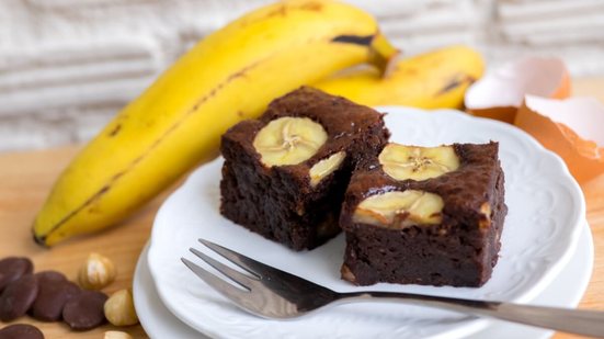 Brownie proteico com banana e nozes (Imagem: Nitcha | Shutterstock)