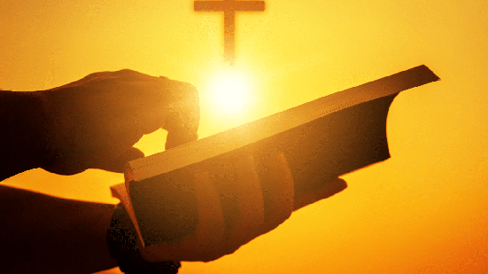 Os Salmos podem ajudar a fortalecer a fé e a buscar a presença de Deus diante de influências negativas (Imagem: Love You Stock | Shutterstock)
