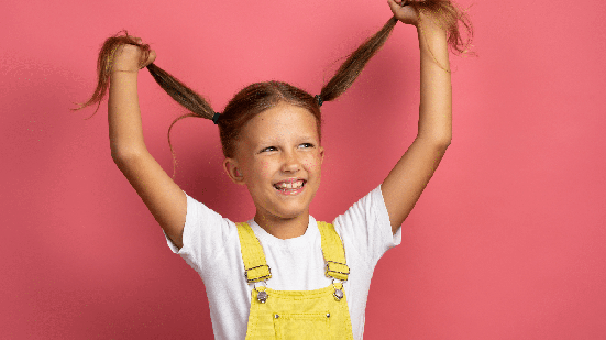 Penteados criativos podem transformar a brincadeira do cabelo maluco em uma produção divertida para as crianças (Imagem: Media Home | Shutterstock)