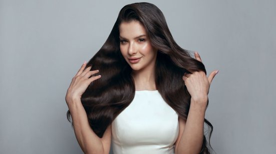 O cabelo pode passar por diversas mudanças ao longo da vida (Imagem: MillaF | Shutterstock)