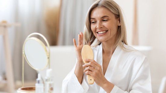 A queda hormonal transforma a estrutura dos fios ao longo dos anos (Imagem: Prostock-studio | Shutterstock)