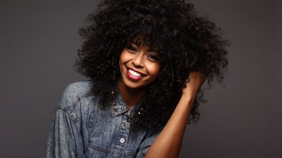 Os cabelos cacheados e crespos exigem cuidados especiais para manter a definição (Imagem: Djomas | Shutterstock)