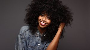 Os cabelos cacheados e crespos exigem cuidados especiais para manter a definição (Imagem: Djomas | Shutterstock)