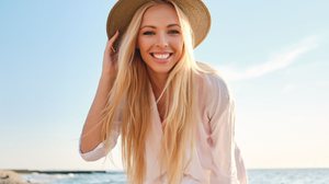 Cuidados com os cabelos no verão mantêm os fios saudáveis e bonitos (Imagem: Shutterstock | garetsworkshop)