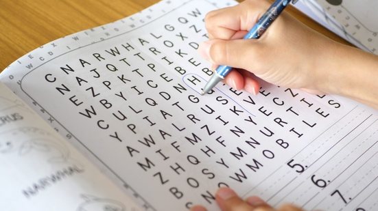 Passatempos como caça-palavras e sudoku auxiliam na capacidade de memorização (Imagem: radoszki | Shutterstock)