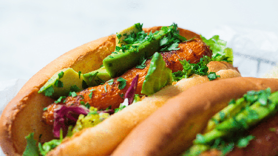 Cachorro-quente de cenoura com abacate (Imagem: Nina Firsova | Shutterstock)