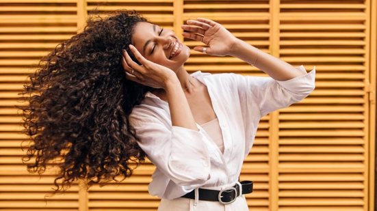Os cachos naturais exigem atenção e uma finalização adequada para realçar toda a sua beleza  (Imagem: Look Studio | Shutterstock)