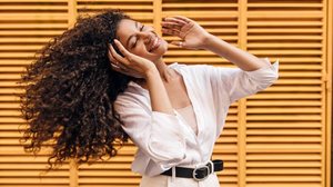 Os cachos naturais exigem atenção e uma finalização adequada para realçar toda a sua beleza  (Imagem: Look Studio | Shutterstock)