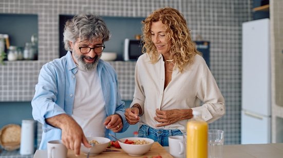 Um café da manhã nutritivo e equilibrado é essencial para garantir energia e saciedade (Imagem: we.bond.creations | Shutterstock)