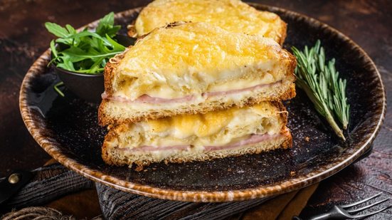 Croque monsieur (Imagem: Mironov Vladimir | Shutterstock)