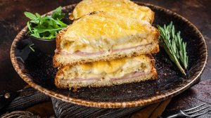 Croque monsieur (Imagem: Mironov Vladimir | Shutterstock)