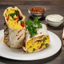 Wrap de ovos mexidos com legumes (Imagem: OlegD | Shutterstock)