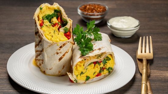 Wrap de ovos mexidos com legumes (Imagem: OlegD | Shutterstock)