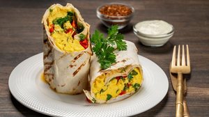 Wrap de ovos mexidos com legumes (Imagem: OlegD | Shutterstock)