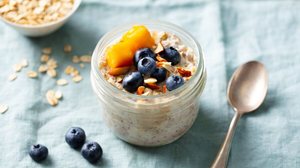 Overnight oats com manga, mirtilo e amêndoas (Imagem: Anna_Pustynnikova | Shutterstock)