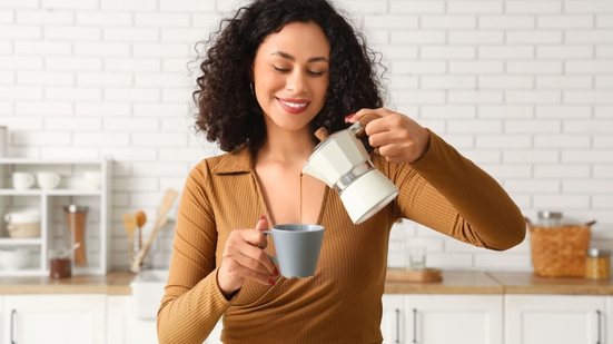O consumo excessivo de café pode prejudicar a saúde (Imagem: Pixel-Shot | Shutterstock)