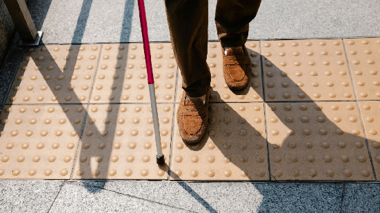 Pisos táteis quebrados ou instalados de maneira inadequada podem passar despercebidos por boa parte das pessoas, mas são um desafio para quem tem deficiência visual (Imagem: Eren Li | Shutterstock)