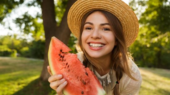 Em dias de calor intenso, escolhas leves e ricas em água ajudam o corpo a manter o equilíbrio (Imagem: Dean Drobot | Shutterstock)