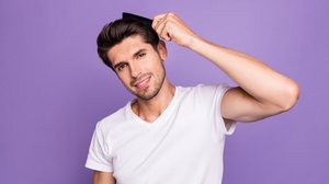 A calvície é mais comum nos homens do que nas mulheres (Imagem: Roman Samborskyi | Shutterstock)