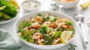 Salada morna de camarão com abacate (Imagem: Sea Wave | Shutterstock)