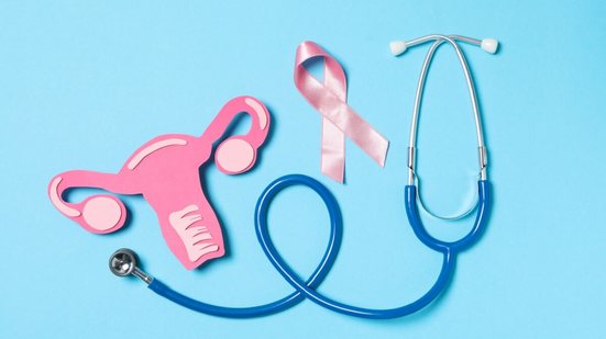 Estar atenta às mudanças no corpo é fundamental para reduzir riscos e aumentar as chances de diagnóstico precoce (Imagem: AtlasStudio | Shutterstock)